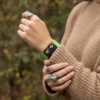 Noira modeli siyah kedi tasarımlı yeşil elastik bileklik takan kadın eli – Qoop Band.