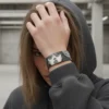 Korku temalı anime kız desenli elastik bileklik takan kadın model – Qoop Band.