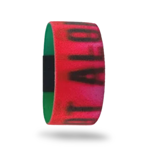 Not Alone bileklik. Pembe üzerine siyah “Not Alone” yazılı elastik bileklik – Qoop Band.