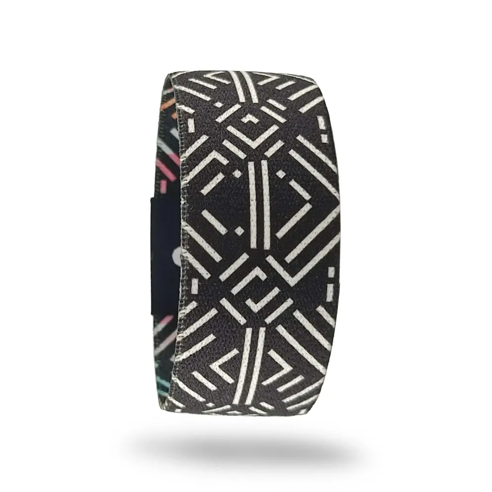 NEORIX RENKLİ GEOMETRİK ELASTİK BİLEKLİK Siyah zemin üzerinde beyaz geometrik desenli elastik bileklik – Qoop Band modern tasarım bileklik modeli.