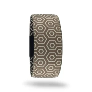 Hexara elastik bileklik – bej zemin üzerinde beyaz altıgen geometrik desenli unisex kumaş bileklik