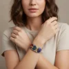Çok renkli dairesel soyut desenli QOOP Band elastik bileklik takan kişinin kolu – modern unisex bileklik fotoğrafı