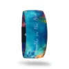 QOOP Band DELORA mavi deniz temalı elastik bileklik – üzerinde ‘Breathe in the Blue’ yazılı unisex kumaş bileklik.