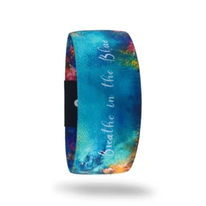 QOOP Band DELORA mavi deniz temalı elastik bileklik – üzerinde ‘Breathe in the Blue’ yazılı unisex kumaş bileklik.