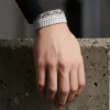 Eonix elastik bileklik – siyah beyaz geometrik desenli modern unisex bileklik, modelin bileğinde şık çekim | QOOP Band.