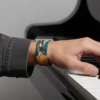 FENRA KURT DESENLİ ELASTİK BİLEKLİK Fenra elastik bileklik – kurt figürlü kumaş bileklik, piyano çalan modelin bileğinde | QOOP Band