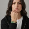 Pastel çizgili QOOP Band elastik bileklik takan kişinin kolu – minimal ve modern unisex bileklik lifestyle fotoğrafı
