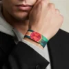 Geometrik güneş desenli QOOP Band elastik bileklik takan kişinin kolu – modern unisex bileklik fotoğrafı.