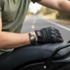 Motorsiklet üzerinde kartal desenli QOOP Band elastik bileklik takan kişi – dış mekân lifestyle bileklik fotoğrafı.