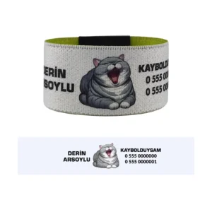 Beyaz zemin üzerine esneyen gri kedi desenli, kişiye özel Chubbypaw çocuk bilekliği.