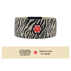 Medikal Kimlik Bileklik MedWild. Krem zemin üzerine siyah zebra desenli, kırmızı logolu kişiye özel Medwild medikal bileklik